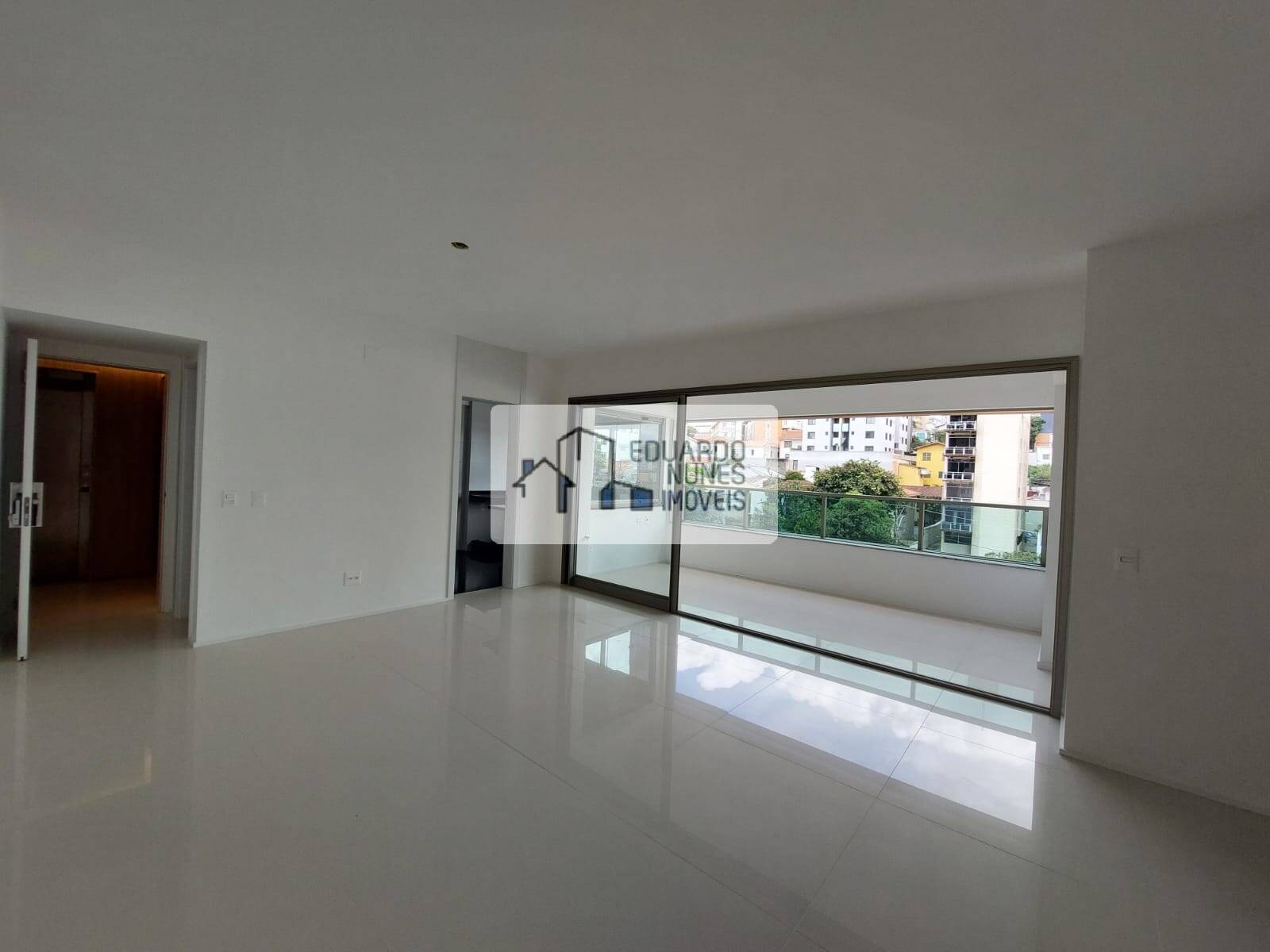 Apartamento à venda com 4 quartos, 145m² - Foto 2